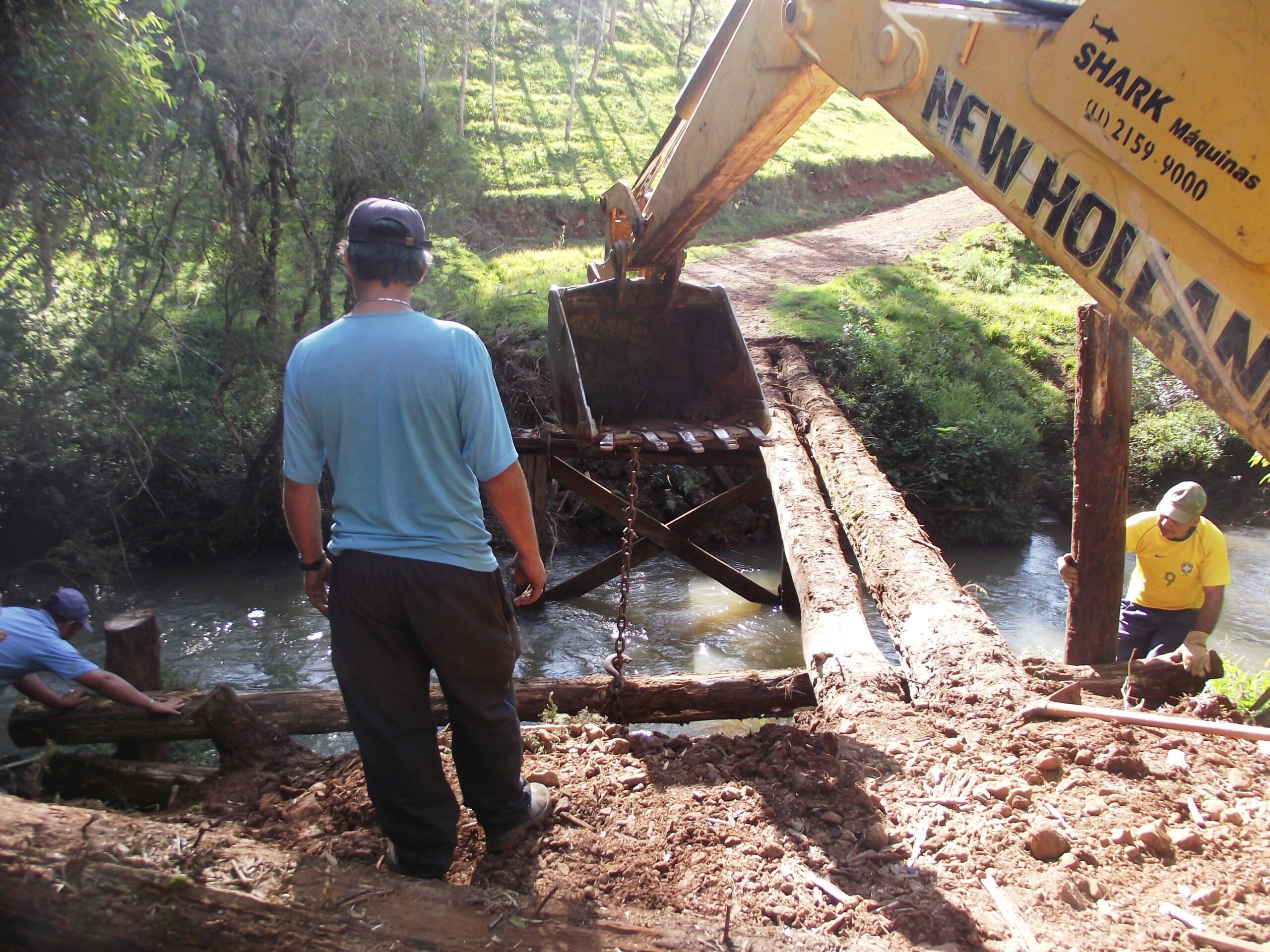 Read more about the article PREFEITURA TRABALHA FIRME COM RECUPERAÇÃO DE PONTES E ESTRADAS DO INTERIOR