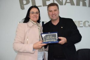 Read more about the article Prefeito Lucimar Salmória recebe placa em homenagem ao aniversário de 28 anos do município.