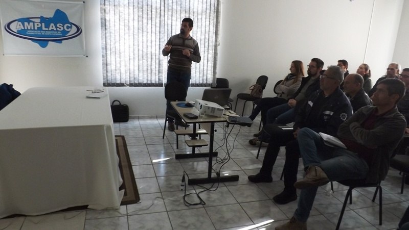 You are currently viewing Questões tributárias predominam reunião do Colegiado  de Contadores e Controladores Internos da AMPLASC