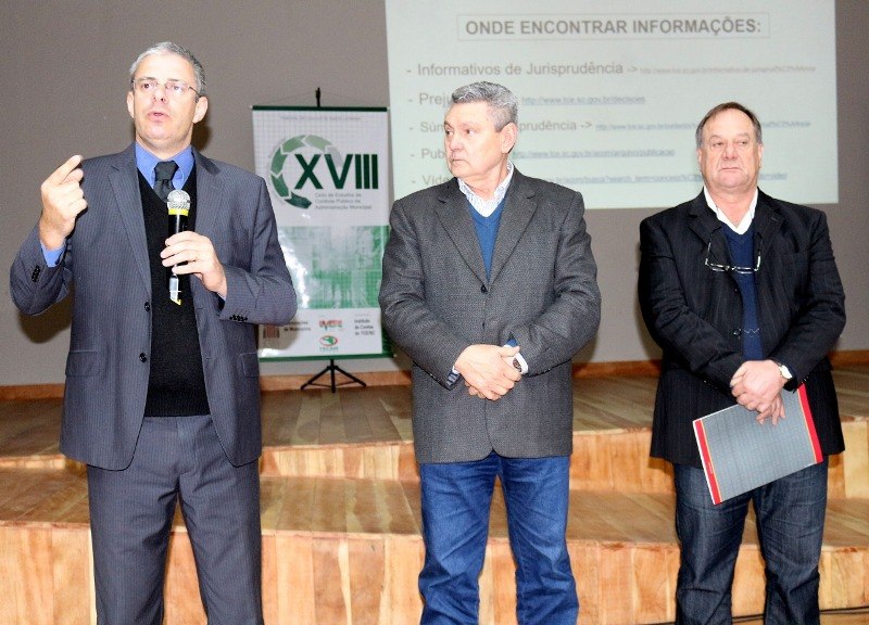 Read more about the article Prefeitos da AMPLASC prestigiam Ciclo de Estudos do TCE/SC