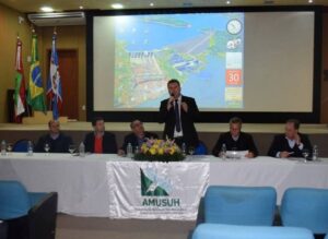 Read more about the article Prefeitos da AMPLASC participam de reunião da AMUSUH em Piratuba/SC