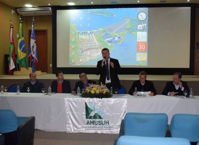 You are currently viewing Prefeitos da AMPLASC participam de reunião da AMUSUH em Piratuba/SC