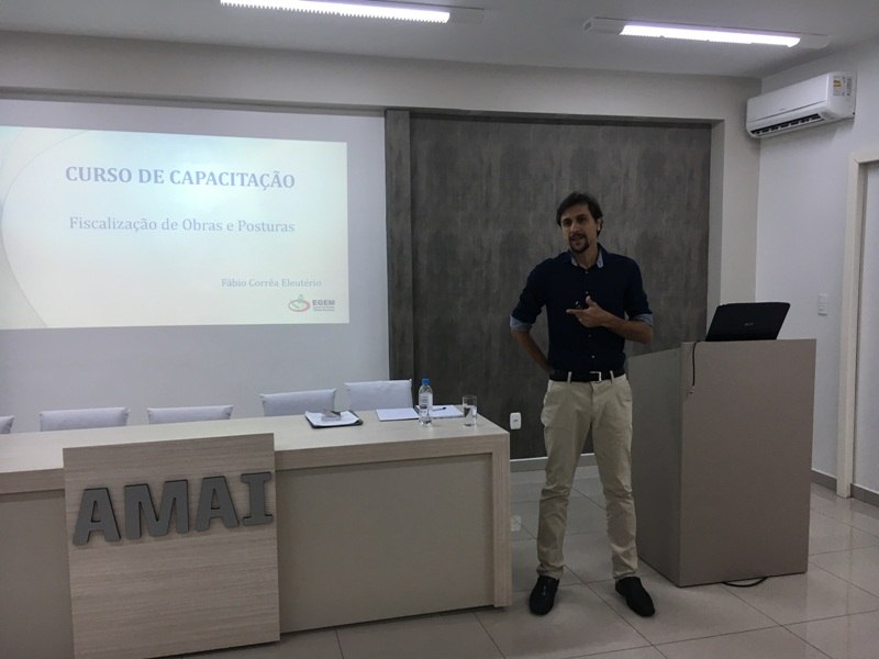 Read more about the article Engenheiros da AMPLASC participam de curso sobre Fiscalização de Obras e Postura