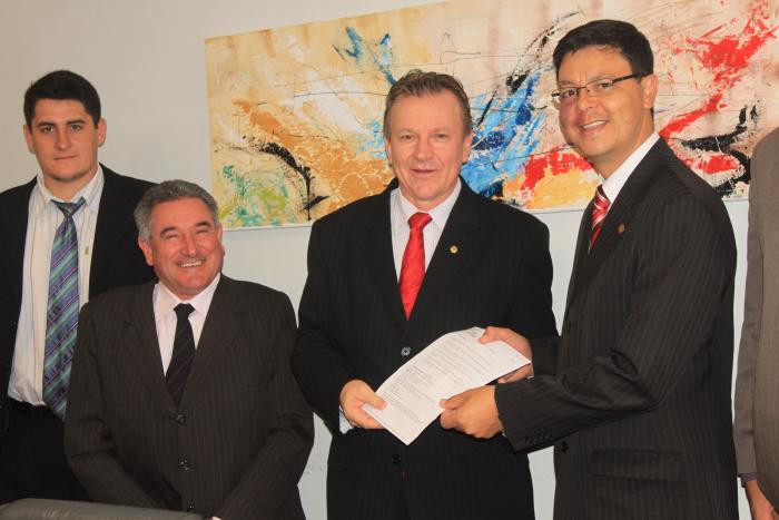 You are currently viewing Presidente da AMPLASC e Prefeito de Monte Carlo são recebidos pelo Deputado Federal Celso Maldaner no seu gabinete em Brasília