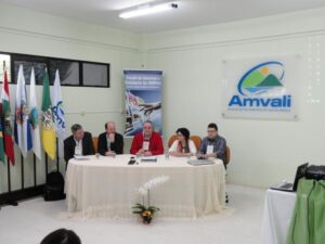 Read more about the article Secretaria Executiva da AMPLASC participa da Reunião do Colegiado de Executivos em Jaragua Do Sul