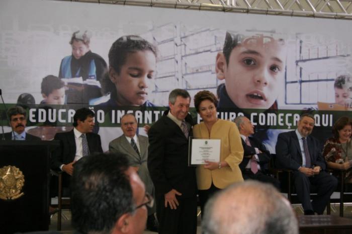 You are currently viewing Prefeito de Zortéa, em Brasília, recebe de Dilma placa inaugural do Centro de Educação Infantil