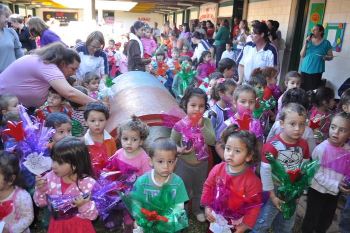 You are currently viewing Alunos do CAIC Infantil Campos Novos homenageiam as mães