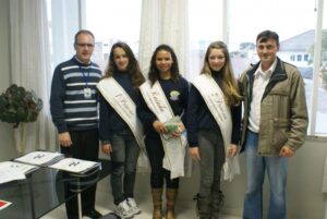 Read more about the article Rainha e Princesas da VI Sapecada do Pinhão visitam a Prefeitura de Campos Novos