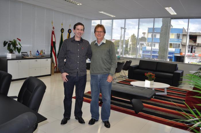 You are currently viewing Prefeito Vilibaldo recebe visita do Juiz de Direito Dr. Gustavo Marchiori