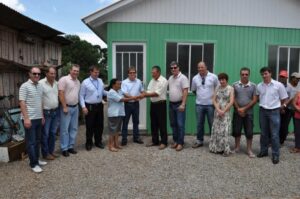 Read more about the article Prefeito Vilibaldo Eric Schmid entrega casas reformadas para famílias carentes