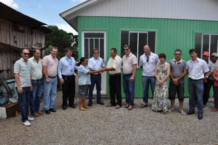 You are currently viewing Prefeito Vilibaldo Eric Schmid entrega casas reformadas para famílias carentes