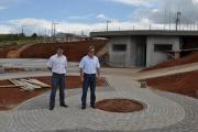 Read more about the article Prefeito Vilibaldo visita a Construção da Praça no Bairro Santo Antônio