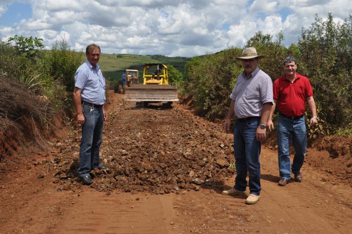 You are currently viewing Prefeito acompanha trabalhos no interior de Campos Novos