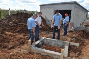 Read more about the article Prefeito e diretor do SAMAE visitam obras no bairro Aparecida