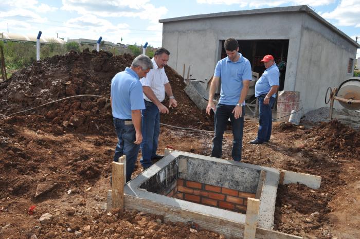 You are currently viewing Prefeito e diretor do SAMAE visitam obras no bairro Aparecida