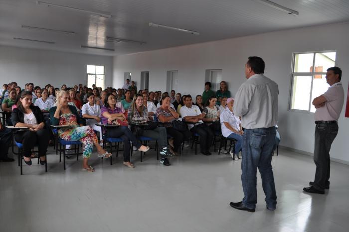 You are currently viewing Prefeito participa de reunião com funcionários do Hospital