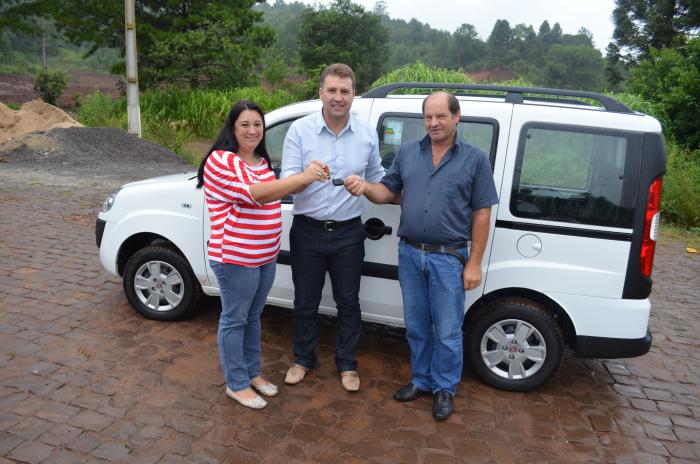 You are currently viewing Prefeito Lucimar entrega carro para a Secretaria da Saúde