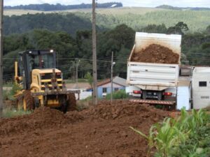 Read more about the article Secretaria de Obras de Monte Carlo realiza melhorias e cascalhamento nas ruas do Bairro dos Ipês.