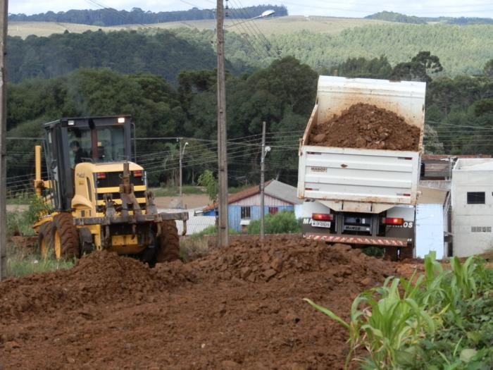 You are currently viewing Secretaria de Obras de Monte Carlo realiza melhorias e cascalhamento nas ruas do Bairro dos Ipês.