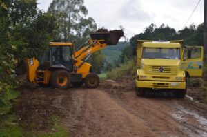 Read more about the article Estradas da Comunidade Santa Terezinha recebem melhorias