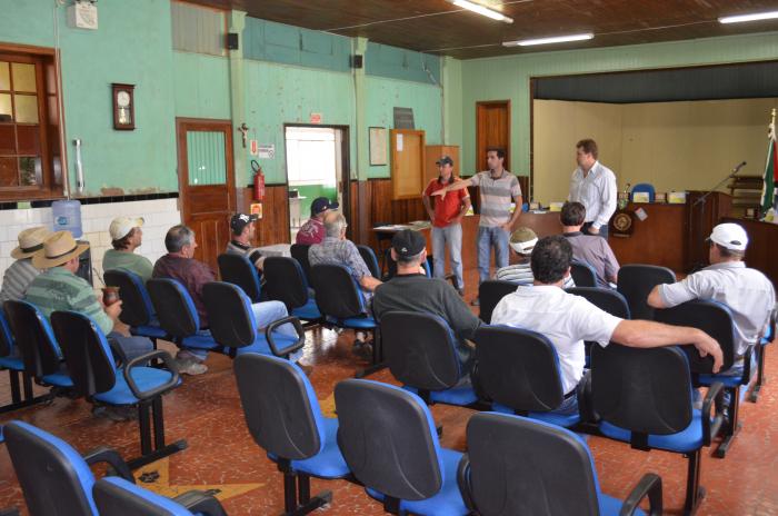 You are currently viewing Secretaria da Agricultura de Abdon Batista promoveu reunião com inseminadores do município