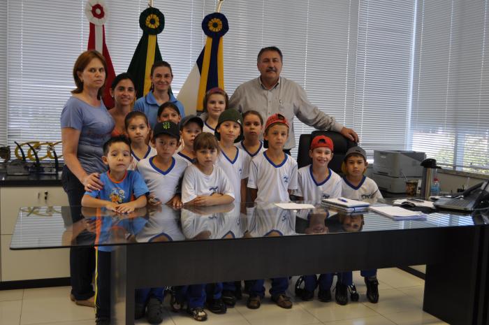 You are currently viewing Alunos da escola Andreia Durigon visitam a Prefeitura