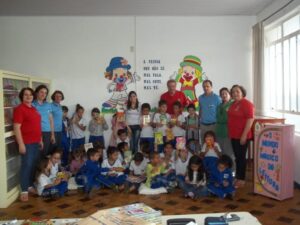 Read more about the article Lions Clube Campos Novos doa livros para escola Novos Campos