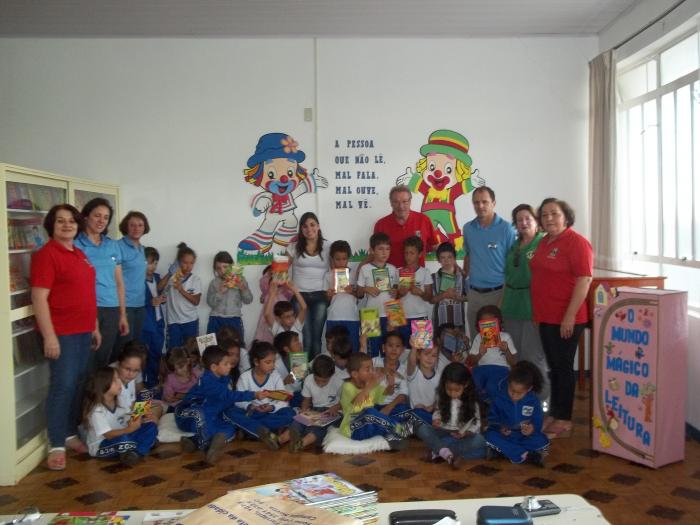 You are currently viewing Lions Clube Campos Novos doa livros para escola Novos Campos