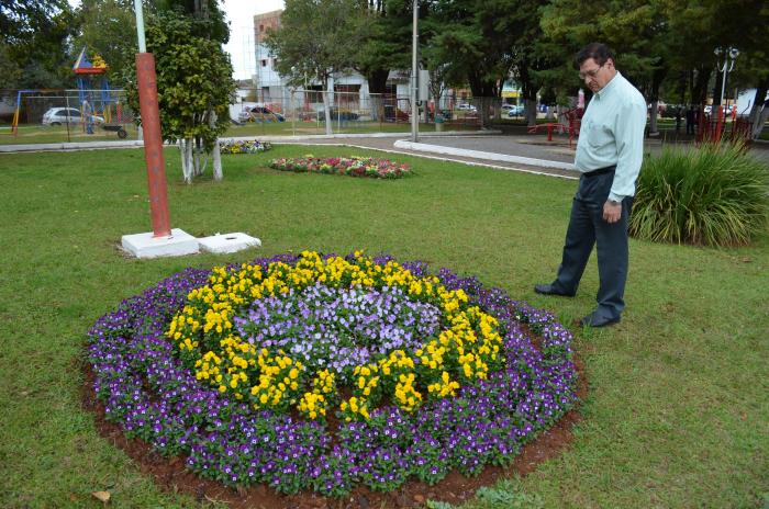 You are currently viewing Prefeitura de abdon Batista realiza plantio de flores