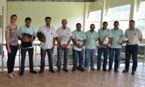 Read more about the article Prefeito Lucimar realiza entrega de uniformes para os motoristas da educação