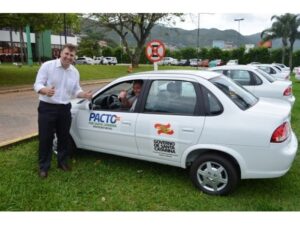 Read more about the article Prefeito Lucimar recebe carro destinado à Assistência Social