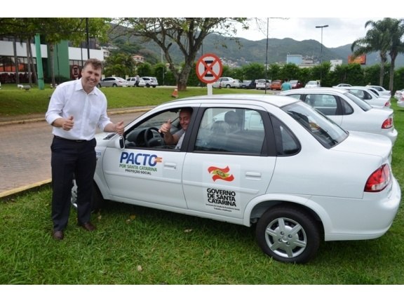 You are currently viewing Prefeito Lucimar recebe carro destinado à Assistência Social