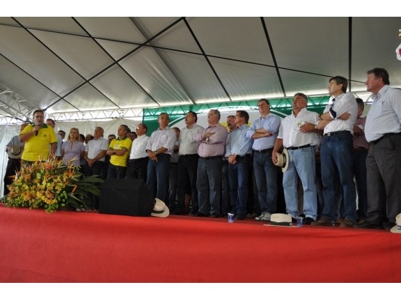 You are currently viewing Prefeito Nelson participa da abertura do 19º Dia de Campo Copercampos